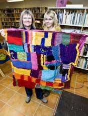 Vandringspris. Varbergskonstn�rerna Sassa Buregren och Lisa Burenius delade i g�r ut �Kulturfilten� till Bio Capitols �gare. Vandringspriset stickades av bes�kare under Kultur Dag & Natt.